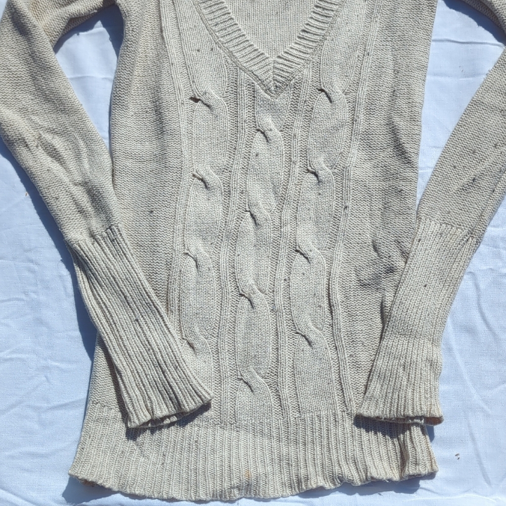 Hollister Women's Light Beige Cable Knit V-Neck Sweater - Picture 4 of 7
